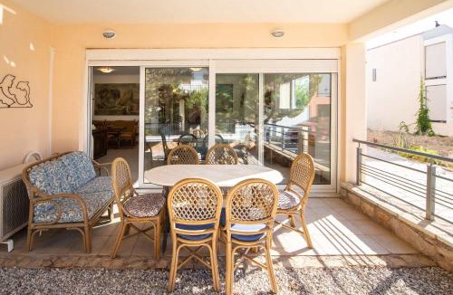 Kato Diminio House | Eugenias Getaway by the Beach - Diminio Escape
