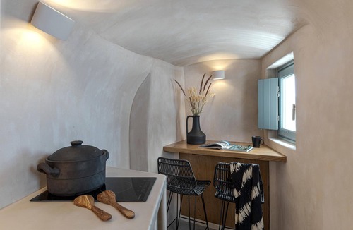 Oia Apartment | Exotic Cave Suite with Hot Tub and Sea view by Caldera Houses