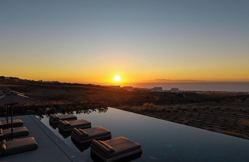 Oia Villa | Exquisite Luxury villa at Oia with expansive pool area and Grand interiors