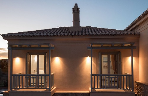 Kilada Villa | EXQUISITE SEAFRONT VILLA EMERALD WITH PRIVATE INFINITY POOL ON THE SHORE