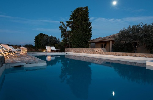 Kilada Villa | EXQUISITE SEAFRONT VILLA EMERALD WITH PRIVATE INFINITY POOL ON THE SHORE