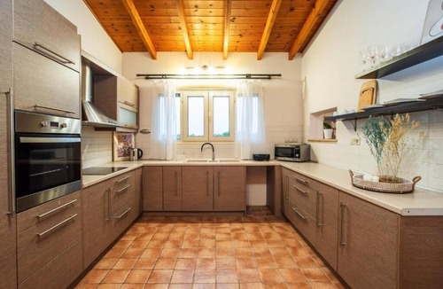 Molos Apartment | Family friendly apartment next to the sea