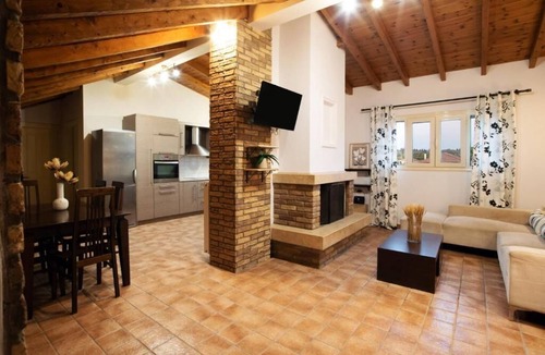 Molos Apartment | Family friendly apartment next to the sea