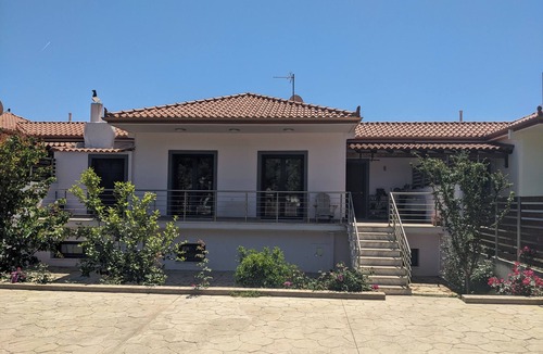 Isthmia House | Family Friendly Home. Walk to the Beach