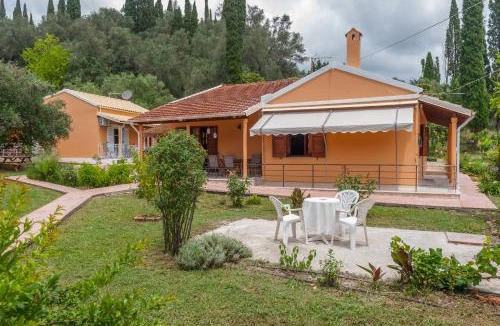 Velonades House | Family Holiday Apartment with garden & BBQ