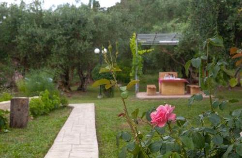 Velonades House | Family Holiday Apartment with garden & BBQ