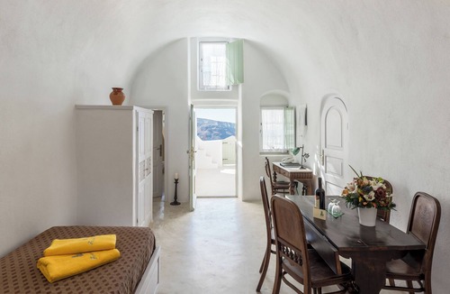 Oia Hotel | Family Suite with Private Whirlpool & Caldera View