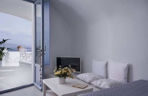 Finikia House | Fava Eco Suites - Executive Suite with Outdoor Private Jetted Tub
