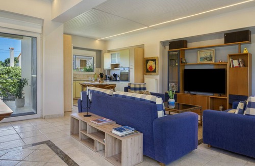 Spata-Artemida Apartment | First Floor Master Bedroom with Shared Terrace, Wi-Fi and Air Conditioning