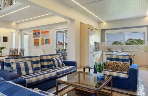 Spata-Artemida Apartment | First Floor Master Bedroom with Shared Terrace, Wi-Fi and Air Conditioning
