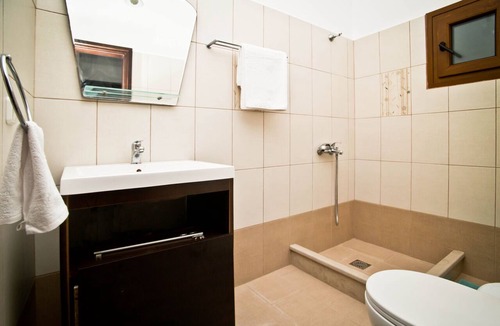 Panormos Villa | For families & friend groups close to beaches &climbing sectors. Great location!