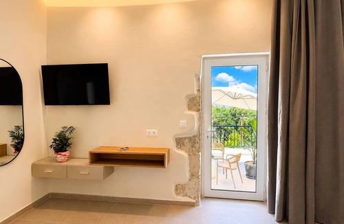 Champatha House | Fragkios Archontiko, 12 min to beach 2BD 4PL 1BA