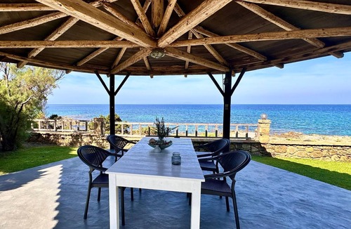 Pyrgos Apartment | Genari Beach Atemberaubender Aufenthalt mit Meerblick by Interhome