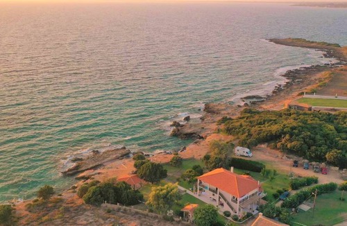 Pyrgos Apartment | Genari Beach Atemberaubender Aufenthalt mit Meerblick by Interhome