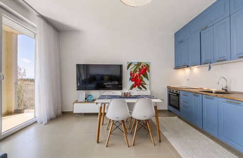 Sakës Apartment | Golden Hour Balcony Apartment | Pool & Beach 100m by PikHost