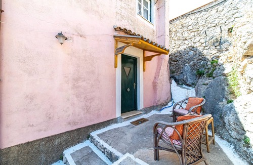 Lakones House | Holiday Accommodation 'Captain Spiros House' with Mountain View & Wi-Fi