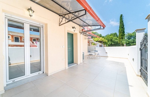 Alepou Apartment | Holiday Apartment "Grey House" with Balcony, A/C & Wi-Fi