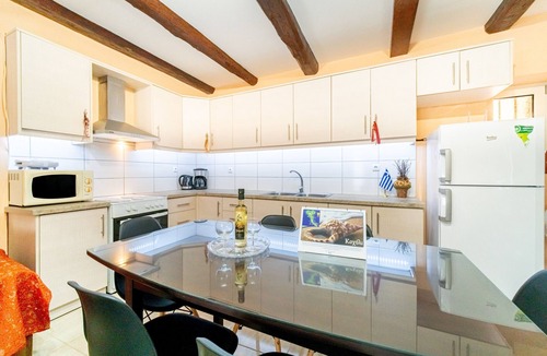 Peroulades Apartment | Holiday Apartment "Kohili Retreat" with Mountain View, Shared Garden & Wi-Fi