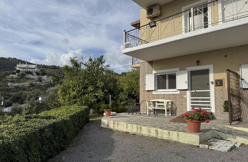 Gythio Apartment | Holiday apartment with sea view in an idyllic location near Valtaki