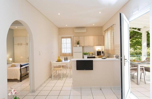 Agios Ioannis House | Holiday Home 'Aelia House - Elia' with Mountain View, Wi-Fi and Air Conditioning
