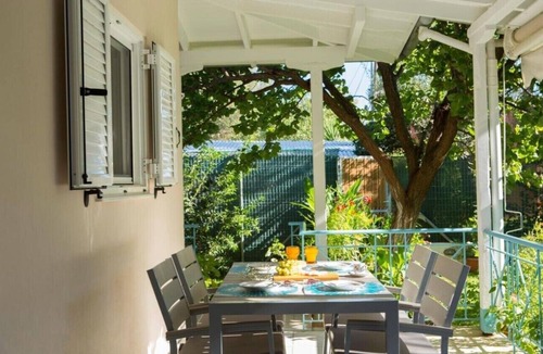 Agios Ioannis House | Holiday Home 'Aelia House - Elia' with Mountain View, Wi-Fi and Air Conditioning