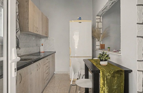 Salamis House | Holiday Home 'Domenica Apartment' with Mountain View, Wi-Fi and Air Conditioning