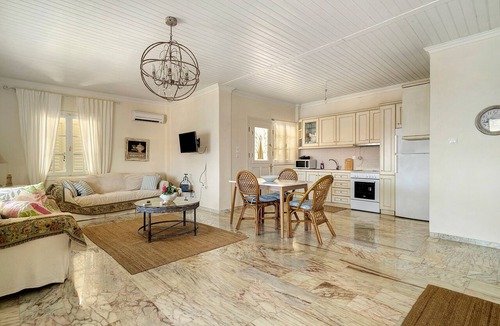 Nikiana House | Holiday Home 'Evans Terrace Suite'