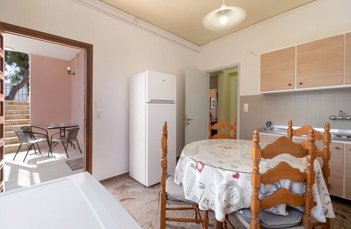 Agios Ioannis House | Holiday Home 'Giorgos House Ground Floor' with Private Terrace, Shared Garden and Wi-Fi