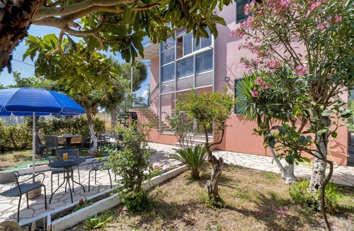 Agios Ioannis House | Holiday Home 'Giorgos House Ground Floor' with Private Terrace, Shared Garden and Wi-Fi