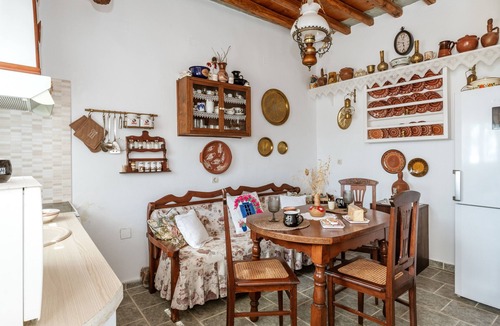 Artemonas House | Holiday Home 'Penny's House' with Mountain View, Wi-Fi and Air Conditioning