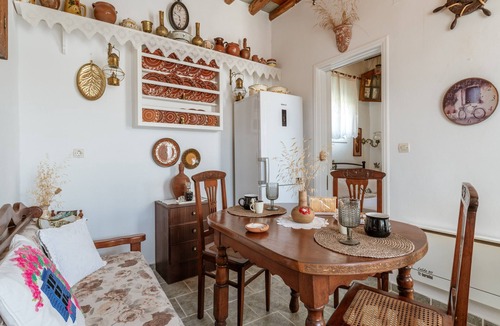 Artemonas House | Holiday Home 'Penny's House' with Mountain View, Wi-Fi and Air Conditioning