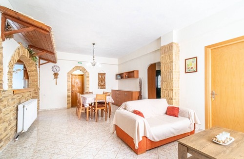 Marathias House | Holiday Home 'Villa Theo' with Mountain View, Wi-Fi and Air Conditioning