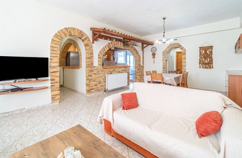 Marathias House | Holiday Home 'Villa Theo' with Mountain View, Wi-Fi and Air Conditioning