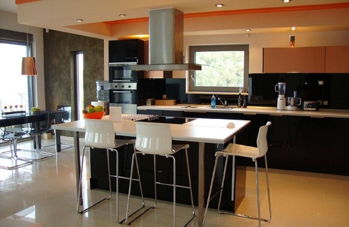 Notos House | Holiday villa with view of the water
