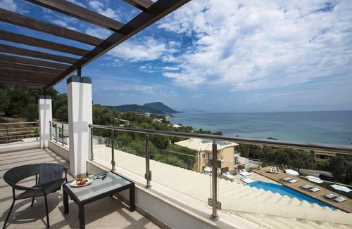Notos House | Holiday villa with view of the water