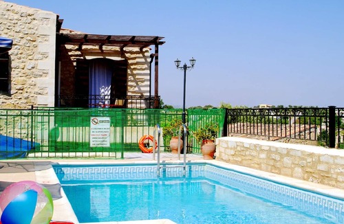 Asteri Villa | Homerez - Spacious villa 2 km away from the beach for 6 ppl. with swimming-pool
