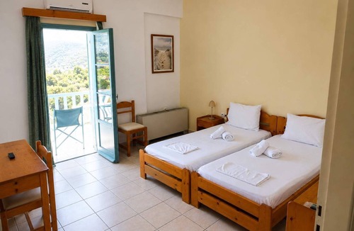 Skiros Apartment | Hotel Elena - Cozy Seaside Triple Suite in Skyros