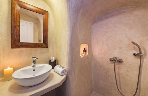 Kamari House | House in the traditional village of Finikia, 15min walk from Oia