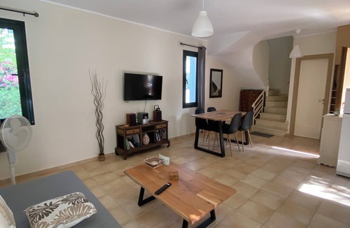 Kavallos House | House next to the lake, close to the sea: STO FANOU