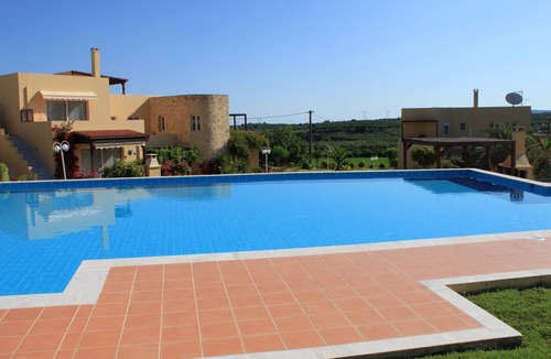 Vizari Apartment | HUGE POOL in LUXURIOUS residency