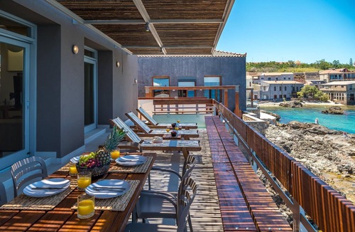 Halepa Villa | Hydrobates Waterfront Villa