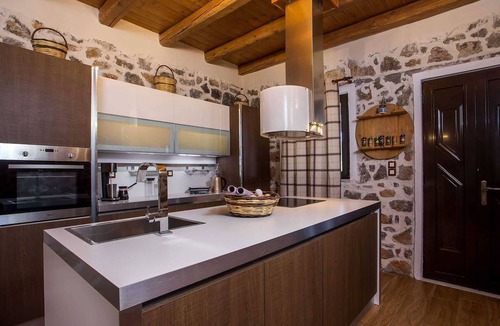 Filerimos Villa | illa in the Woods is a stunning stone-and-wood property in Kolympia area.