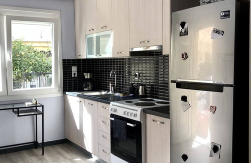 Mytilene House | Industrial Design Bungalow – 2 min to Center, Wifi