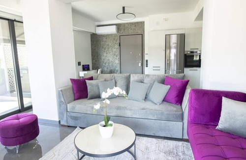 Gazi Apartment | Iris Penthouse: Luxury Acropolis View and Jacuzzi