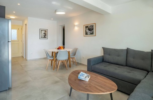 Logaras Apartment | Julia's Beach Studio, family-friendly by the sea, with XL terrace, sea panorama
