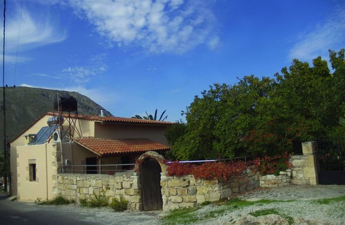 Katochori House | Just 15 Km from the city,6 from the port and 21 from the airport