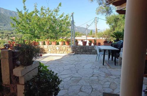 Kato Korakiana Apartment | Kalemi House, Spacious 2BR Home with Garden near Ipsos and Dassia