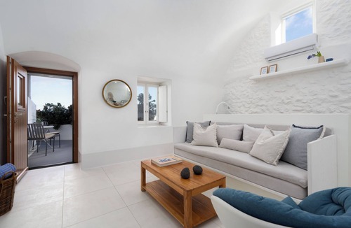 Oia Apartment | Kalyva House in center of Oia
