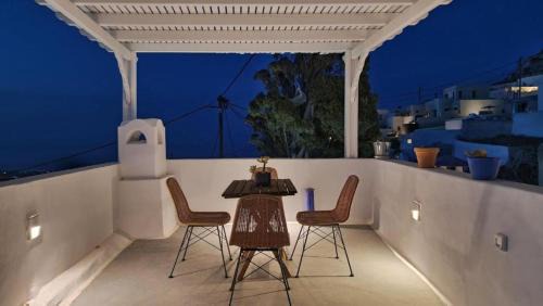 Pyrgos Villa | Karpimo North - Boutique Suite with Sunset View & Private Jacuzzi