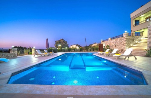 Filaki Villa | Karyo Villa - 5BD, 3min on foot from the beach!